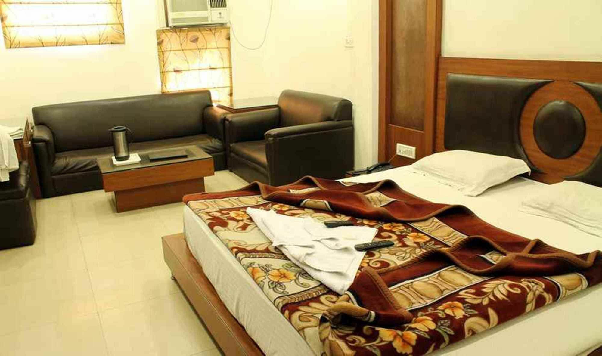 Hotel Lav Kush Deluxe " 3 Min Walking From New Delhi Railway Station " Exterior foto